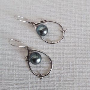 Genuine tahitian pearl earrings